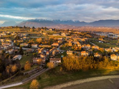 İtalya 'daki Cassacco Commune' de günbatımında hava manzarası