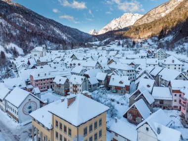 Sappada köyü evleri, İtalya 'da komün, kış manzarası ve dağlar 