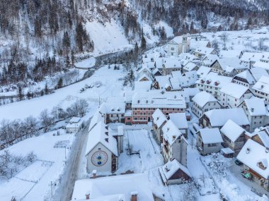 Sappada köyü evleri, İtalya 'da komün, kış manzarası ve dağlar 