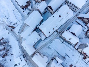 Sappada 'da kış, İtalya' da küçük bir komünde karla kaplı evler. 
