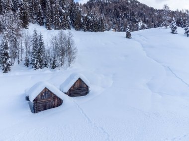 karla kaplı ahşap kulübeler ve evler, dağlarda kış manzarası, İtalya 'da Sappada Komünü