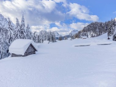 karla kaplı ahşap kulübeler ve evler, dağlarda kış manzarası, İtalya 'da Sappada Komünü