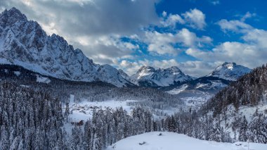 İtalya 'da küçük bir komün, dağlarda kış manzarası, Sappada köyü.