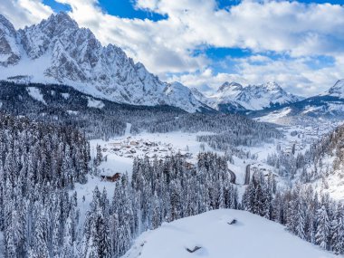 İtalya 'da küçük bir komün, dağlarda kış manzarası, Sappada köyü.