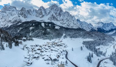 İtalya 'da küçük bir komün, dağlarda kış manzarası, Sappada köyü.
