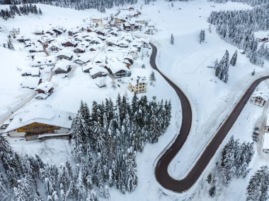 Dağlardaki kış manzarası, İtalya 'daki Sappada Komünü, evleri ve yolu olan köy. 