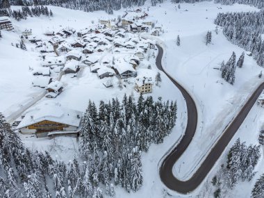 Dağlardaki kış manzarası, İtalya 'daki Sappada Komünü, evleri ve yolu olan köy. 
