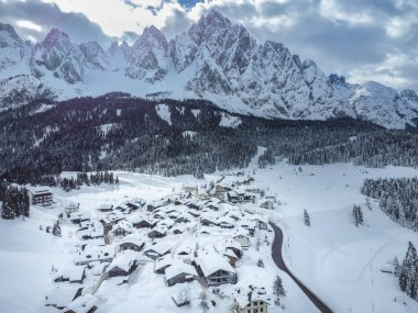 İtalya 'da küçük bir komün, dağlarda kış manzarası, Sappada köyü.