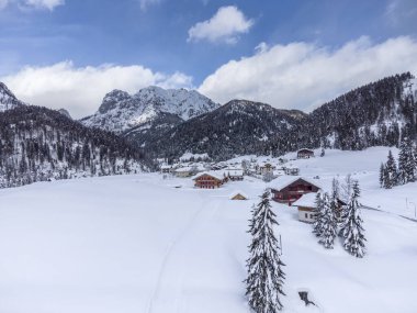 İtalya 'da küçük bir komün, dağlarda kış manzarası, Sappada köyü.