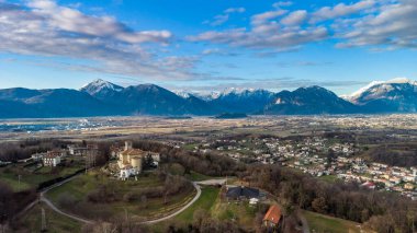 İtalya 'nın dağlık kesimindeki Monte di Buja' nın hava manzarası