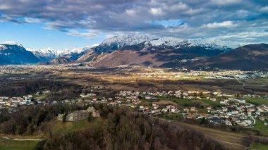 İtalya 'nın dağlık kesimindeki Monte di Buja' nın hava manzarası