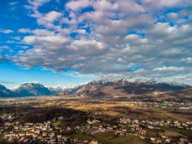 İtalya 'nın dağlık kesimindeki Monte di Buja' nın hava manzarası