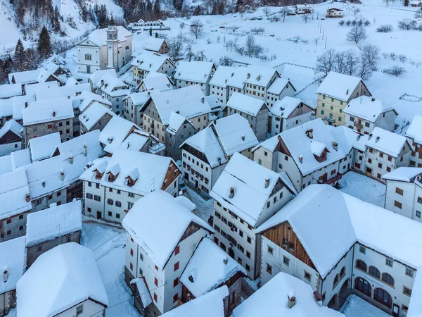 Sappada 'da kış, İtalya' da küçük bir komünde karla kaplı evler. 