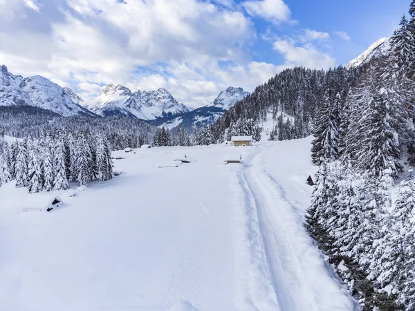 karla kaplı ahşap kulübeler ve evler, dağlarda kış manzarası, İtalya 'da Sappada Komünü