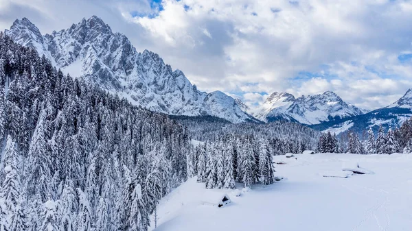 意大利Sappada县 积雪覆盖着木屋和房屋 山区冬季景观 — 图库照片