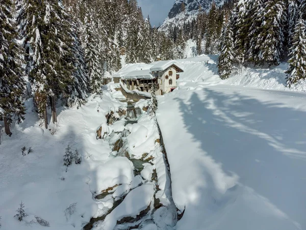 Karla kaplı ahşap ev kış manzarası dağlarda, Sappada Komünü İtalya 'da