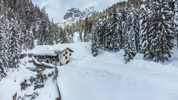 Casa Madera Cubierta Nieve Paisaje Invierno Las Montañas Comuna Sappada —  Fotos de Stock