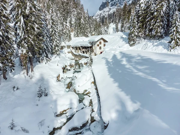 意大利Sappada县Sappada镇冬季风景中覆盖着积雪的木制房屋 — 图库照片