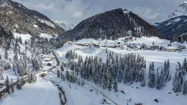 山の中の冬の風景の空中ビュー イタリアのサパダコミューン 家や道路と村 — ストック写真