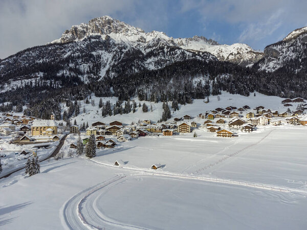 небольшая коммуна в Италии, зимний пейзаж в горах, деревня Саппада