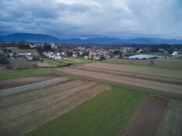 Kırsal alanda hava manzarası, arka planda köy evleri ve dağlar, İtalya 'da Cassacco Komünü
