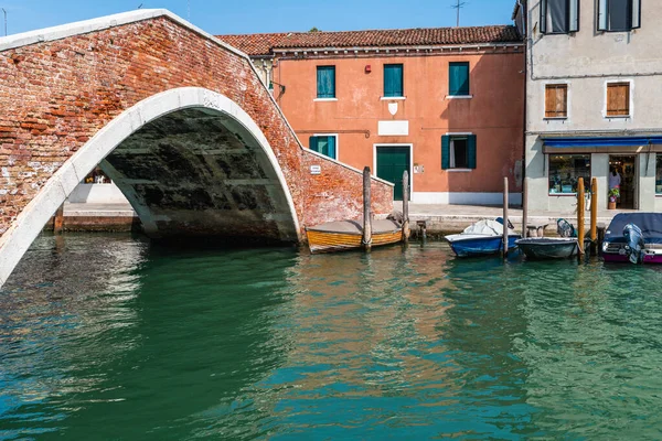 Дневное Время Бурано Мурано Канал Городской Пейзаж Многоцветными Зданиями Венеция — стоковое фото