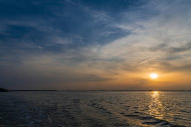 Sakin günbatımı ve deniz, Murano-Burano 