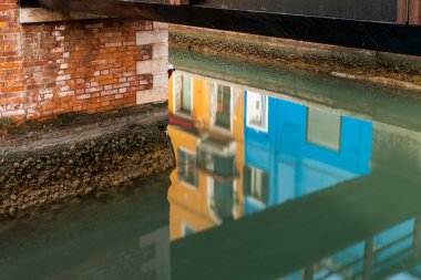 Geleneksel Venedik mimarisi, Belediye 1 Venezuela, Murano-Burano renkli evler ve su kanalı 