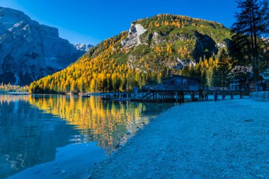 Braies Gölü 'nde sonbahar ve altın yansımalar. Dolomitlerin Parkı.