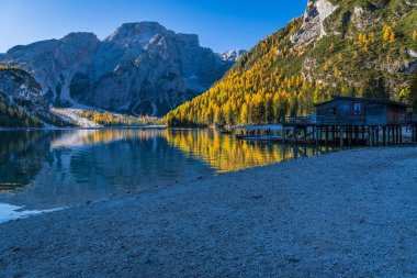 Braies Gölü 'nde sonbahar ve altın yansımalar. Dolomitlerin Parkı.