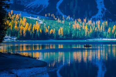 Braies Gölü 'nde sonbahar ve altın yansımalar. Dolomitlerin Parkı.