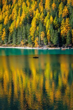 Braies Gölü 'nde sonbahar ve altın yansımalar. Dolomitlerin Parkı.