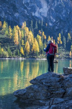 Dağlardaki gölde dikilen adam
