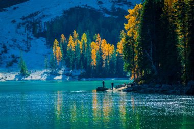 Arka planda Braies Gölü var. İtalyan Alpleri, Dolomite, İtalya ve Avrupa 'nın renkli sonbaharı. 