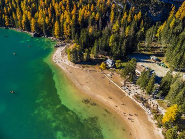 Arka planda Braies Gölü var. İtalyan Alpleri, Dolomite, İtalya ve Avrupa 'nın renkli sonbaharı. 