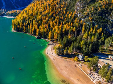 Arka planda Braies Gölü var. İtalyan Alpleri, Dolomite, İtalya ve Avrupa 'nın renkli sonbaharı. 