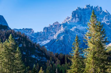 Val Fiscalina 'da sonbahar, Dolomites Park. Güzel dağ manzarasının havadan görünüşü