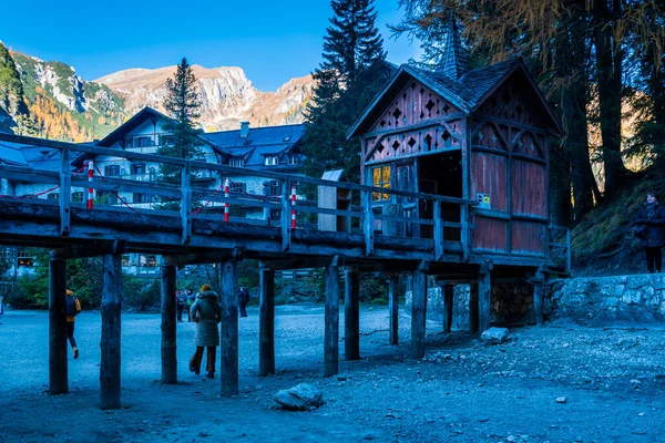 Braies Lake Bakgrunden Färgglad Höst Italienska Alperna Dolomit Italien Europa — Stockfoto