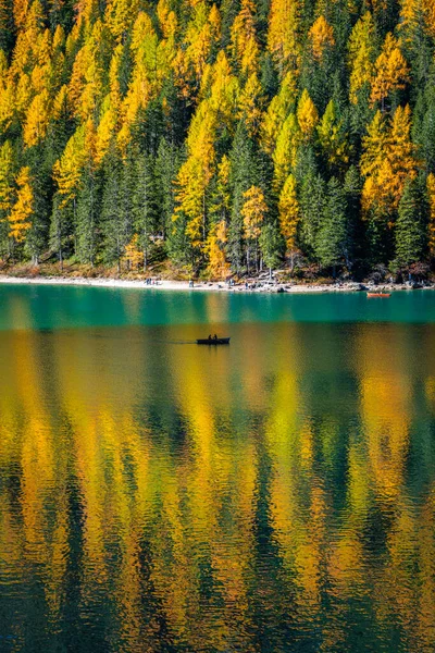 Herbst Und Goldene Spiegelungen Pragser See Park Der Dolomiten — Stockfoto