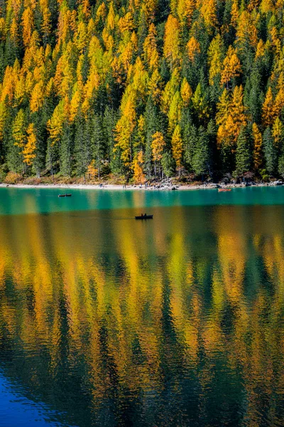 Herbst Und Goldene Spiegelungen Pragser See Park Der Dolomiten — Stockfoto