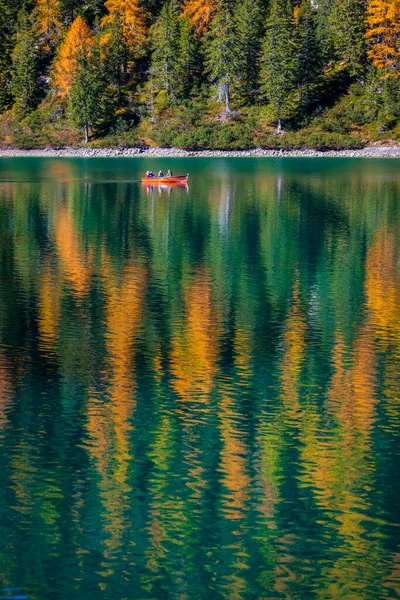 Herbst Und Goldene Spiegelungen Pragser See Park Der Dolomiten — Stockfoto