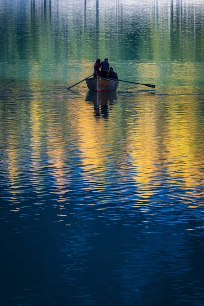 Fishing Boat Lake — Stock Photo, Image