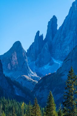 Val Fiscalina 'da sonbahar, Dolomites Park. Güzel dağ manzarasının havadan görünüşü