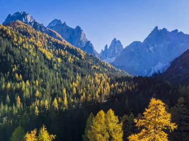 Val Fiscalina 'da sonbahar, Dolomites Park. Güzel dağ manzarasının havadan görünüşü
