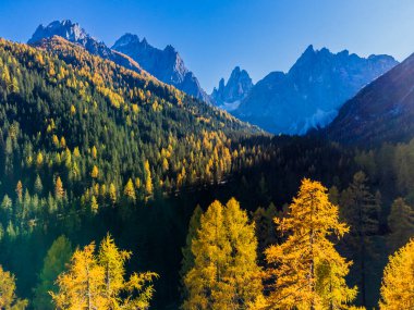 Val Fiscalina 'da sonbahar, Dolomites Park. Güzel dağ manzarasının havadan görünüşü