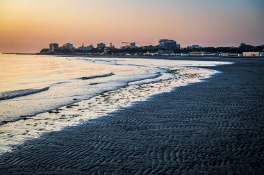 Sahilde güzel bir gün batımı manzarası