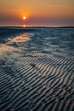Sahilde güzel bir gün batımı manzarası
