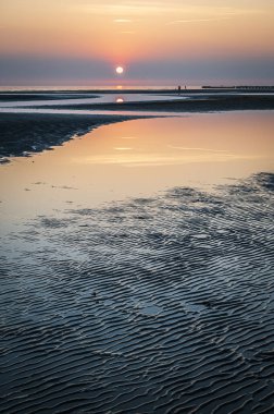 Denizin üzerinde gün batımı olan manzara 