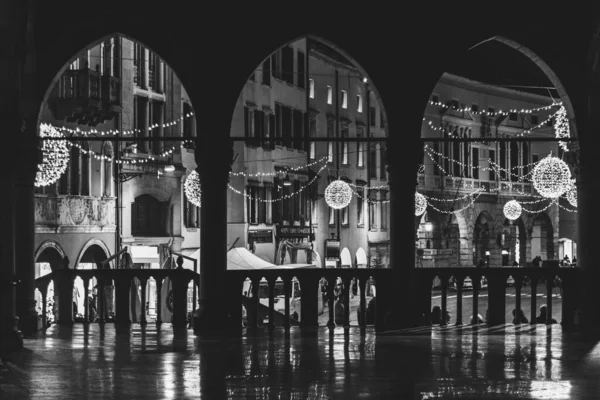 Velhos Edifícios Cidade Udine Decorados Com Luzes Natal — Fotografia de Stock