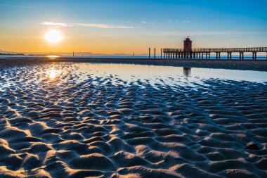 Lignano Sabbiadoro limanında muhteşem bir gün doğumu. İtalya 'nın Adriyatik kıyılarının renkli açık hava manzarası 
